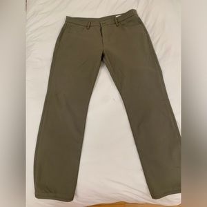 Olive green 7 for all mankind straight leg /semi skinny Jeans. Size 34